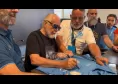 De Laurentiis accontenta centinaia di tifosi: ressa allo store, il presidente della SSC Napoli dolcissimo con i baby tifosi | VIDEO CN24