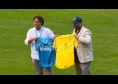 Bel gesto di amicizia tra SSC Napoli e Carrarese: scambio di maglie a centrocampo