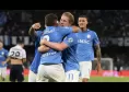 Assolo di Favasuli sul gol di Lobotka, De Bruyne apprezza: abbraccio bellissimo nell'esultanza | FOTO