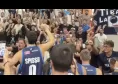 Il Napoli basket vince ancora: delirio giocatori-tifosi a fine partita | VIDEO CN24