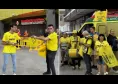 Villarreal-Napoli, i tifosi di casa distribuiscono bandiere fuori allo stadio: atmosfera infuocata sugli spalti |FOTO