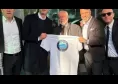 De Laurentiis oggi alla sede MSC di Ginevra: scatto con alcuni tifosi del Napoli | FOTO