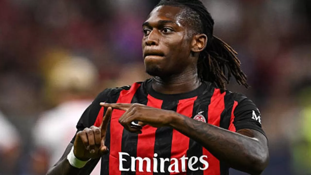 Romano: "L'Aston Villa insiste per Leao: contatto diretto ...
