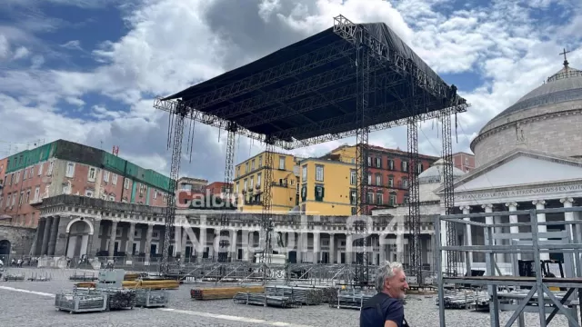 Maxi schermo a Piazza del Plebiscito, Napoli