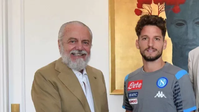 Mertens il giorno della firma con il Napoli