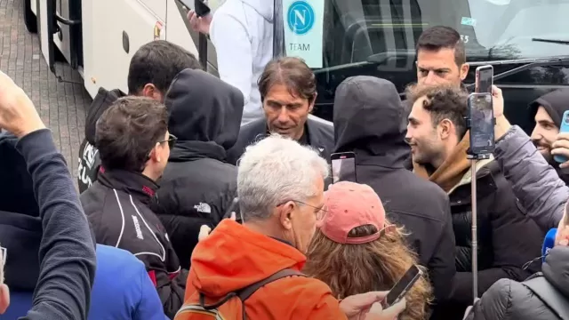 Conte con i tifosi ad Eindhoven
