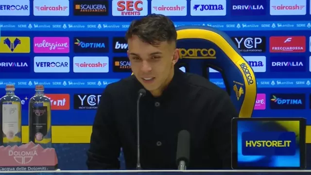 Giovane in conferenza stampa
