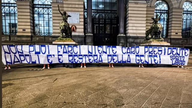 Striscione tifosi Napoli De Laurentiis