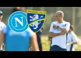 Napoli-Frosinone, Sky - Ipotesi difesa a tre e ballottaggio a centrocampo! Novità in attacco? C'è un osservato speciale a Castel Volturno