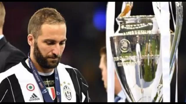 Higuain alla premiazione Champions per il secondo posto