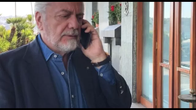 Aurelio De Laurentiis a telefono all'esterno dell'Hotel Vesuvio