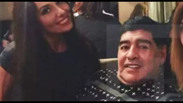 Ekaterina Nadolskaya accanto a Maradona