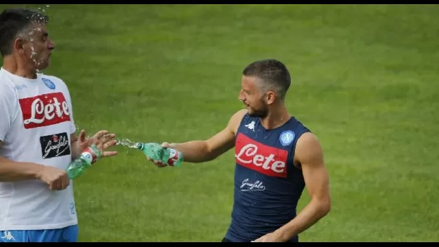 Mertens innaffia l'assistente D'Avino