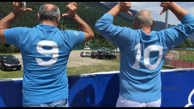 Due tifosi con le maglie indossate da Maradona e Giordano