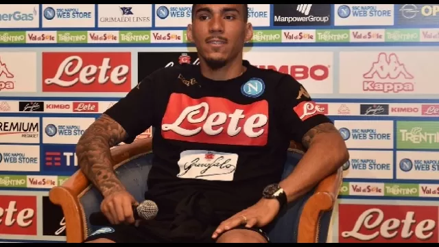 Siparietto Sarri-Allan: "Perch&eacute; questi capelli biondi?", il brasiliano risponde: "Quando mi guardo allo specchio..."