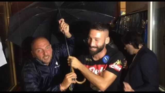 Pioggia battente, dopo lo show Tonelli continua a scherzare dietro le quinte [VIDEO CN24]