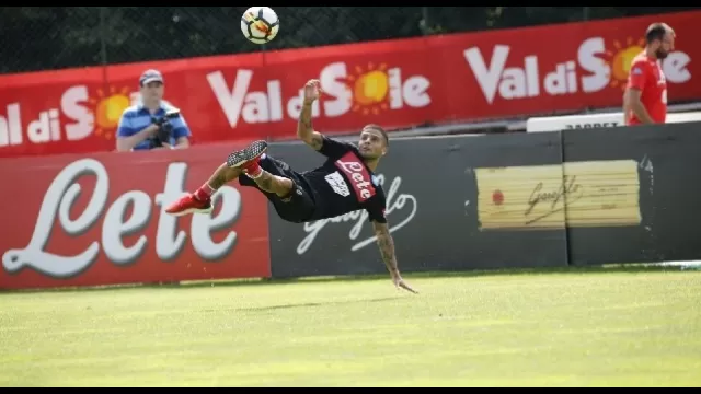 Lorenzo Insigne in rovesciata all'allenamento sul Comunale di Carciato