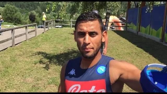 Faouzi Ghoulam firma gli autografi ai tifosi del Napoli