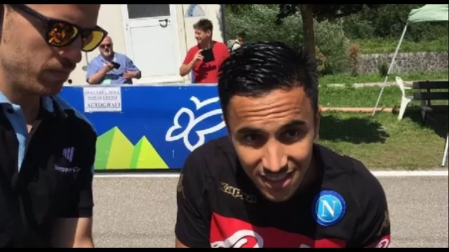 Adam Ounas firma gli autografi ai tifosi a Dimaro
