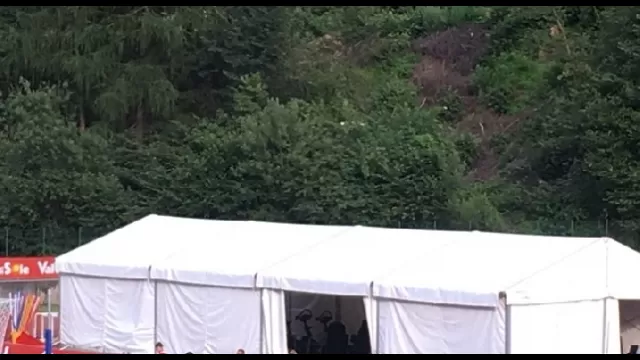 Napoli - Bassa Anaunia, spunta uno spettatore in una posizione davvero inusuale [FOTO CN24]