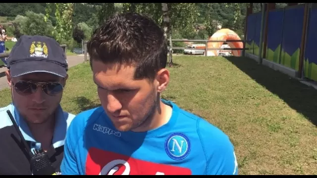 Rafael mentre firma gli autografi ai tifosi del Napoli
