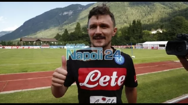Finito il riscaldamento in palestra, Mario Rui esce e saluta i tifosi che lo acclamano [FOTO CN24]
