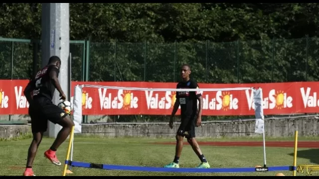 Zapata e Leandrinho giocano a calcio-tennis