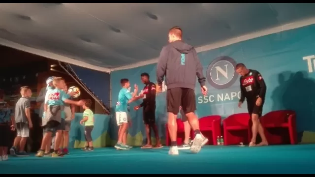 Dimaro, dei bambini chiedono agli azzurri di salire sul palco per giocare a calcio: richiesta accettata!