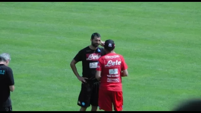 Sarri-Albiol, lungo colloquio a fine allenamento