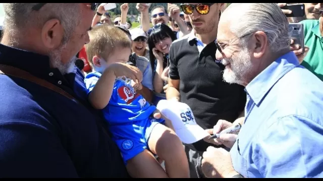 Aurelio De Laurentiis abbraccia i tifosi a Dimaro