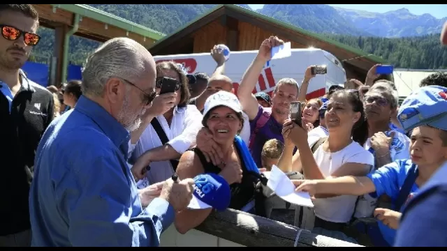 De Laurentiis abbraccia i tifosi a Dimaro