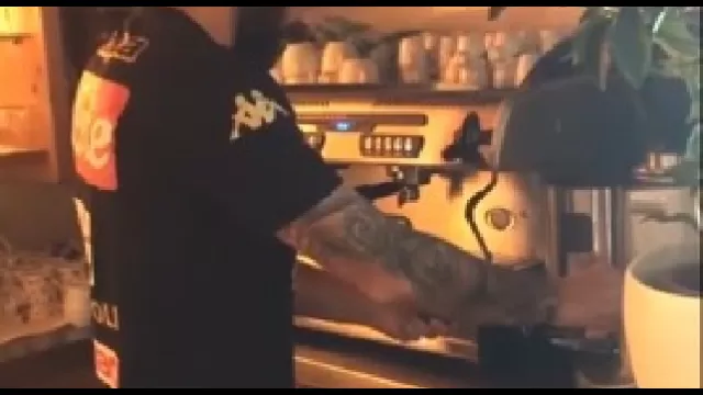 Lorenzo Tonelli prepara il caff&egrave; nel ritiro del Napoli