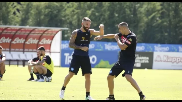 Tonelli e Maksimovic giocano a fare i pugili nel ritiro del Napoli