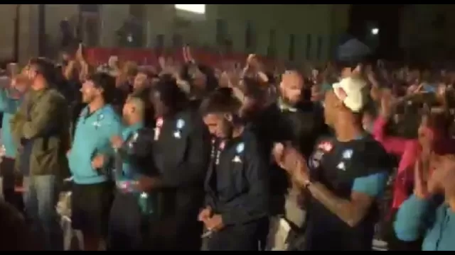 Insigne, Koulibaly, Ghoulam, Sepe saltellano a "Chi non salta juventino &egrave;!"