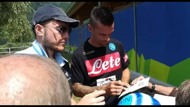 Dimaro, giorno 17: Maggio firma autografi