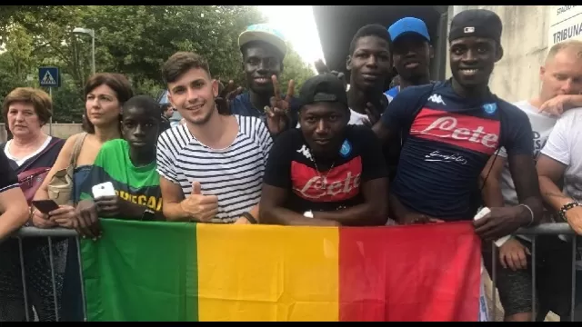 Koulibaly si ferma con i tifosi del Senegal