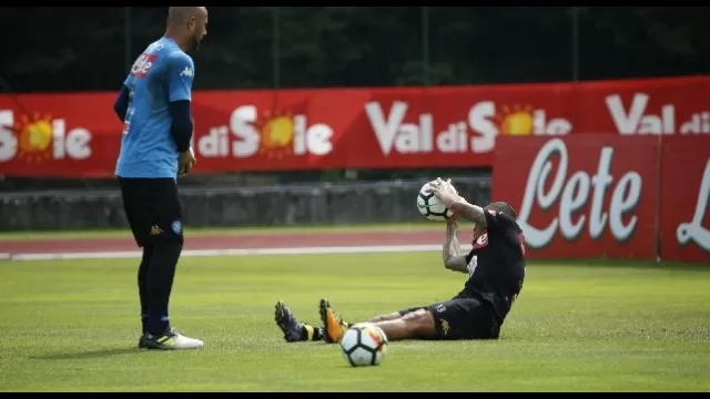 Reina firma autografi dopo Napoli-Chievo