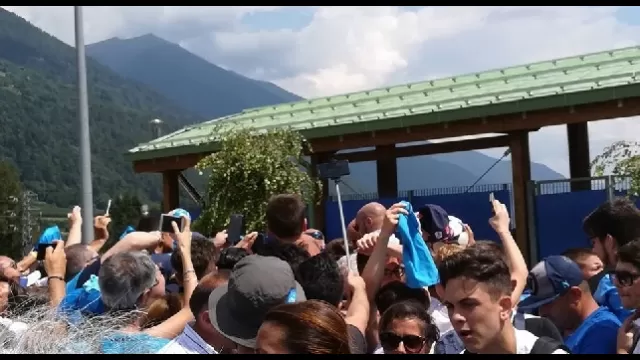 Reina firma autografi dopo l'allenamento odierno a Dimaro, sede del ritiro del Napoli