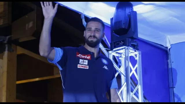 Dimaro, Pavoletti-show sul palco: "Sono sempre in panchina, ma quest'anno la musica cambia. PA-VO-LO-SO, tutti insieme!" [VIDEO]