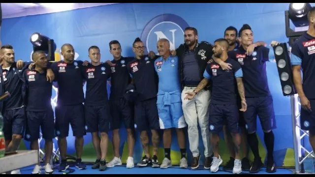 L'inno della Champions League nel corso della presentazione del Napoli