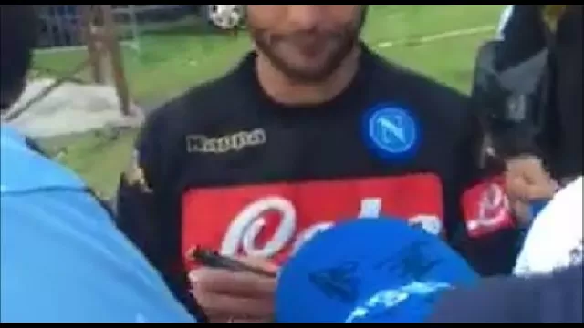 Lorenzo Insigne firma autografi a Dimaro, malintesi coi tifosi