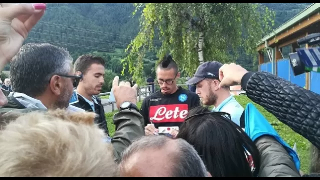 Marek Hamsik protagonista della sessione d'autografi di oggi a Dimaro