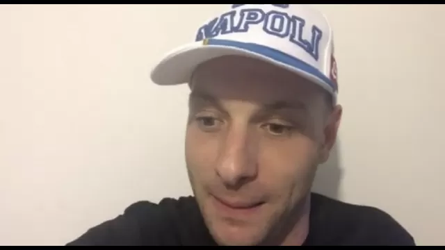 Clementino con il cappello del Napoli