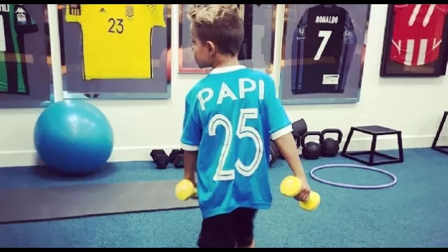 Il figlio di Pepe Reina con la maglia del Napoli