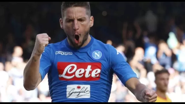 Dries Mertens esulta al San Paolo contro il Benevento