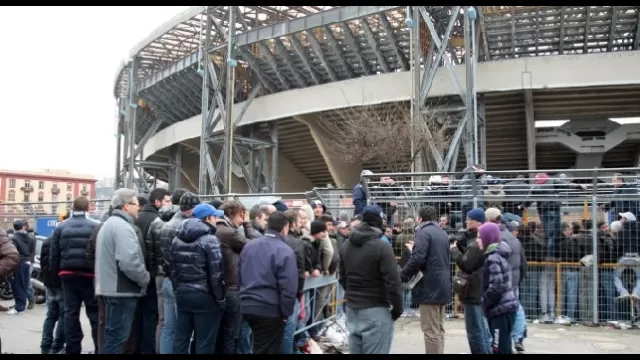 Code all'esterno dello stadio San Paolo