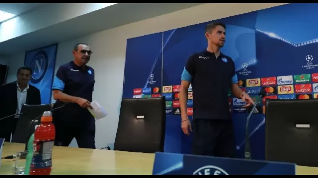 Maurizio Sarri (Napoli, 10 gennaio 1959) &egrave; un allenatore di calcio italiano, attuale tecnico del Napoli.