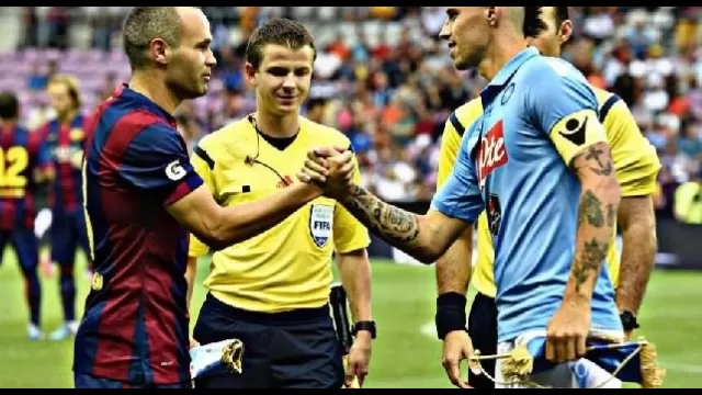 Hamsik stringe la mano a Iniesta