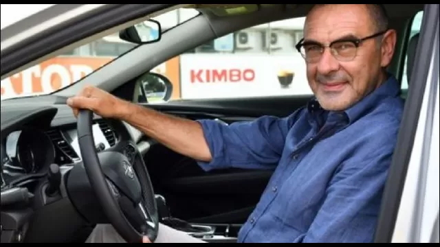 Maurizio Sarri (Napoli, 10 gennaio 1959) &egrave; un allenatore di calcio italiano, attuale tecnico del Napoli.