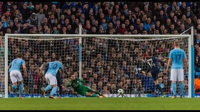 Ederson para il rigore a Mertens in Manchester City - Napoli